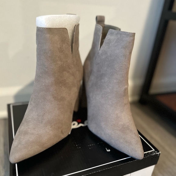New in Box Quipid Gray Ankle Boots, Size 8 with Sleek Heels and Side Zipper - Picture 4 of 8